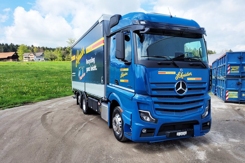 Mercedes Blachenfahrzeug